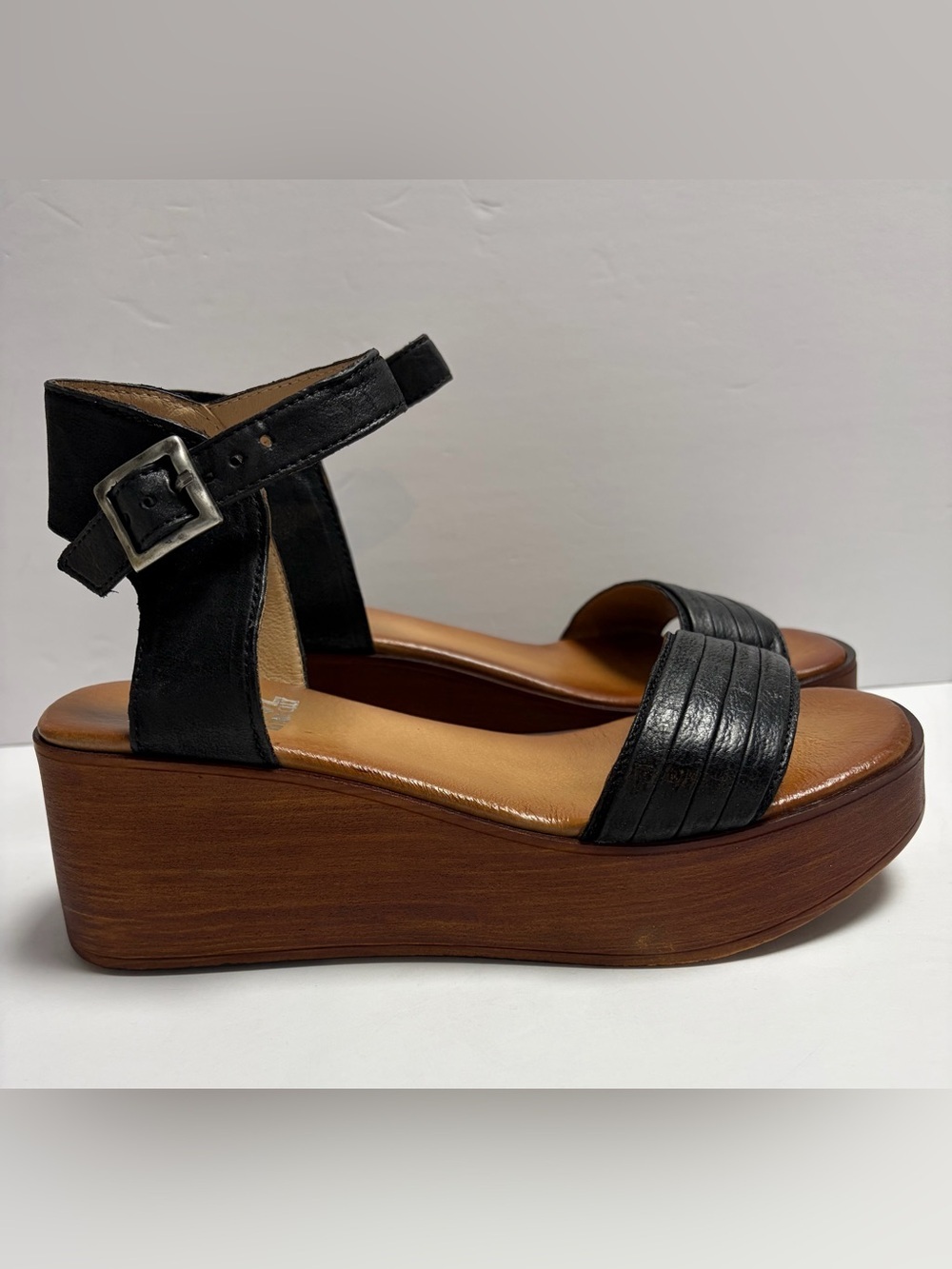 Miz Mooz Gwyneth Leather Platform Wedge Sandals Quiet Luxury
EU 39 / US 8.5-9